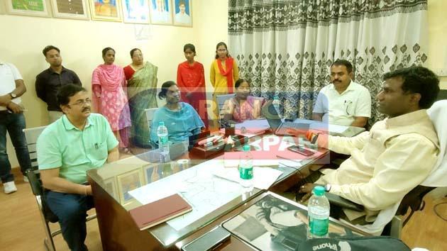 उपायुक्त ने नामकुम अंचल कार्यालय का औचक निरीक्षण कर दी चेतावनी