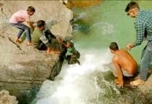 Tourism worker rescue three school children from drowning at Hundru Falls