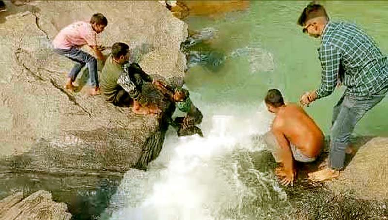 हुंडरू फॉल में तीन स्कूली बच्चों को पर्यटनकर्मियों ने डूबने से बचाया
