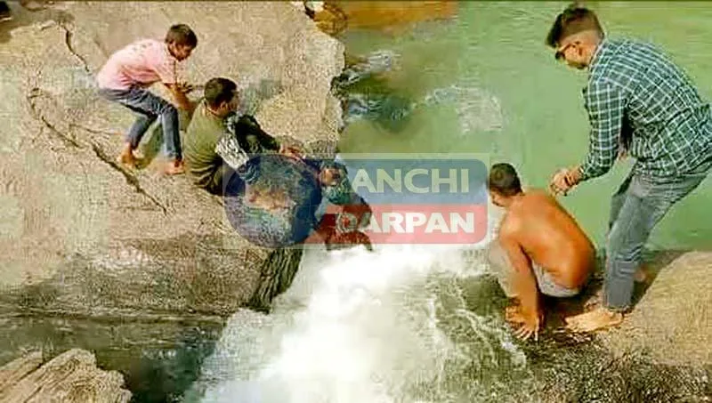 हुंडरू फॉल में तीन स्कूली बच्चों को पर्यटनकर्मियों ने डूबने से बचाया 1 Tourism worker rescue three school children from drowning at Hundru Falls