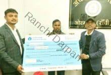 A snake bite claimed the wife life the Ormanjhi CO handed the husband a check for 4 lakh rupees
