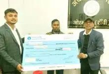 सांप ने ली पत्नी की जान, ओरमांझी CO ने पति को दिया 4 लाख का चेक 3 A snake bite claimed the wife life the Ormanjhi CO handed the husband a check for 4 lakh rupees