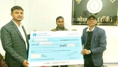 A snake bite claimed the wife life the Ormanjhi CO handed the husband a check for 4 lakh rupees