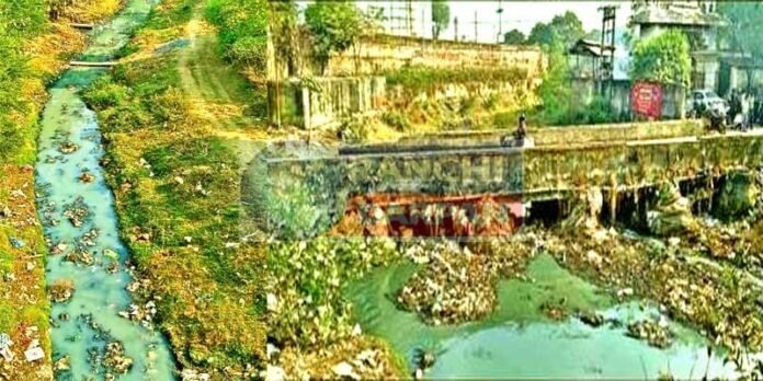 90 करोड़ खर्च के बाबजूद यूं गंदा नाला बना है हरमू नदी! 90 करोड़ खर्च के बाबजूद यूं गंदा नाला बना है हरमू नदी!