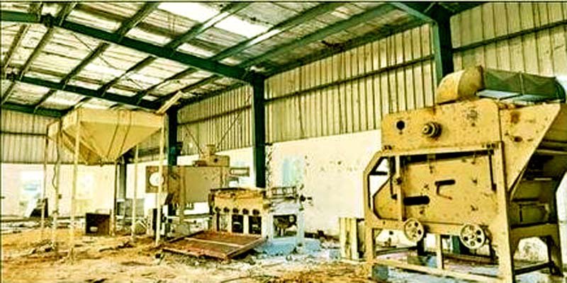 झारखंड की एकमात्र सीड प्रोसेसिंग यूनिट बना खंडहर, कल-पुर्जे हुए गायब 3 Jharkhand only seed processing unit has turned into a ruin and its parts have gone missing 2