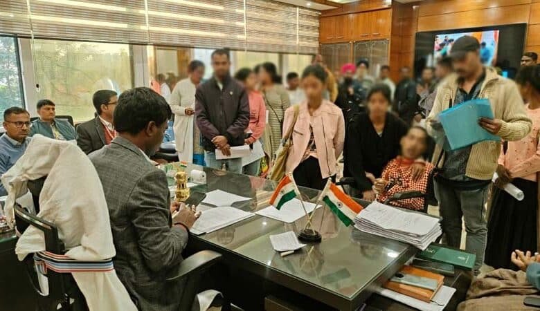 रांची DC जनता दरबार: सोशल मीडिया पोस्टिंग पारदर्शिता या गोपनीयता का जोखिम? 1 Ranchi DC public grievance redressal session Social media posting transparency or a risk to privacy 2