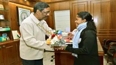 सीएम हेमन्त सोरेन का बड़ा ऐलान: 'द गोल मशीन अनुष्का' के गांव रुक्का में बनेगा खेल मैदान 5 CM Hemant Soren makes a big announcement A sports ground will be built in Rukka village the hometown of The Goal Machine Anushka