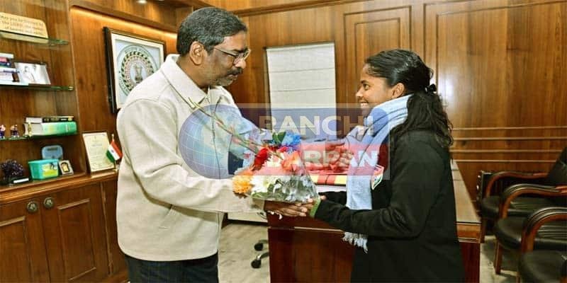 सीएम हेमन्त सोरेन का बड़ा ऐलान: ‘द गोल मशीन अनुष्का’ के गांव रुक्का में बनेगा खेल मैदान