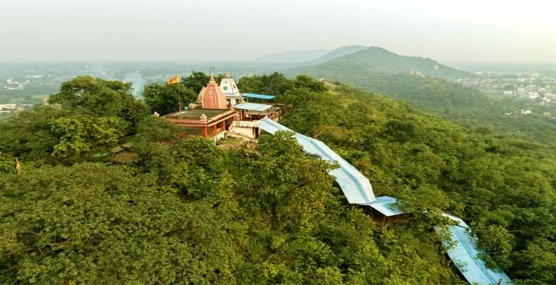 पहाड़ी मंदिर की 27 एकड़ भूमि की होगी मापी, अतिक्रमण पर चलेगा बुलडोजर 1 The 27 acres of land belonging to the hill temple will be surveyed and encroachments will be removed with bulldozers 1