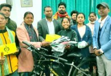 ओरमांझी अंचल कार्यालय में बुलाकर सीओ ने ली फुटबॉलर अनुष्का की सुध 30 The CO called footballer Anushka to the Ormanjhi Zonal Office and inquired about her