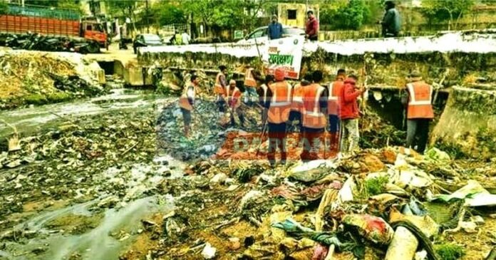 यूं चल रहा नाला बनी हरमू नदी का सफाई अभियान, फिर लौटेगा पुराना बहाव! यूं चल रहा नाला बनी हरमू नदी का सफाई अभियान, फिर लौटेगा पुराना बहाव!