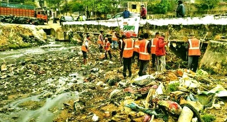 यूं चल रहा नाला बनी हरमू नदी का सफाई अभियान, फिर लौटेगा पुराना बहाव! 1 This is how the cleaning campaign of the Harmu river which has turned into a drain is progressing the old flow will be restored