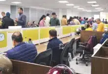 रांची नगर निगम चुनाव: नामांकन से पहले NOC लेने के लिए उमड़े कर्णधार 4 रांची नगर निगम कार्यालय में एनओसी के लिए प्रतीक्षा करती भीड़