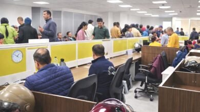 रांची नगर निगम कार्यालय में एनओसी के लिए प्रतीक्षा करती भीड़