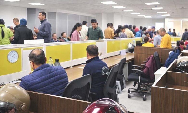 रांची नगर निगम कार्यालय में एनओसी के लिए प्रतीक्षा करती भीड़