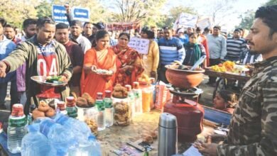 भिक्षाटन पर उतरे CIP से हटाए गए निजी सुरक्षाकर्मी, कांके विधायक ने दिया भरोसा 5 cip surakshak bhiksha andolan kanke mla assurance