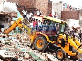 रांची मधुकम में बुलडोजर कार्रवाई के बाद टूटा हुआ मकान