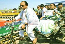 Unique protest: स्वास्थ्य मंत्री बने रिक्शा चालक, कृषि मंत्री बनीं सवारी, पहुंचे विधानसभा ! 2 LPG shortage protest Jharkhand news today