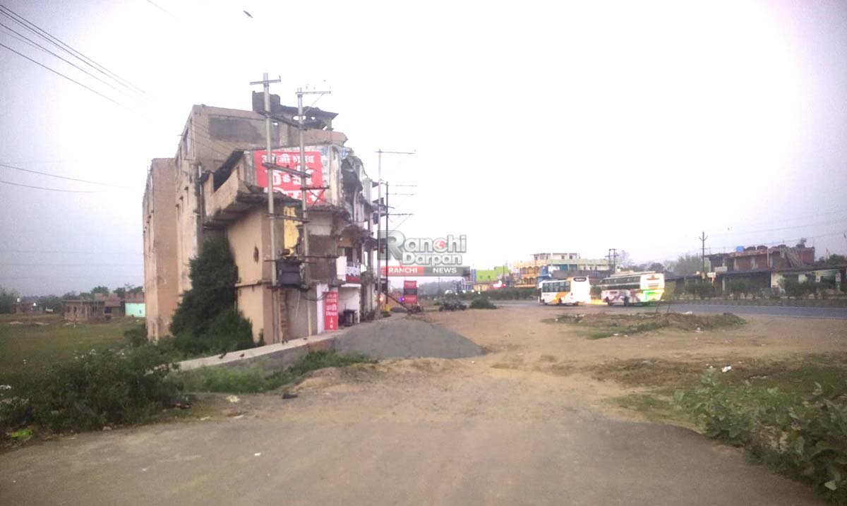 ओरमांझी ब्लॉक चौक पर एनएच फोरलेन किनारे वाइन शॉप से उठे सवाल, ओवरब्रिज निर्माण क्षेत्र में नियमों की अनदेखी? 2 Controversy Over Wine Shop NH 30 in Ormanjhi