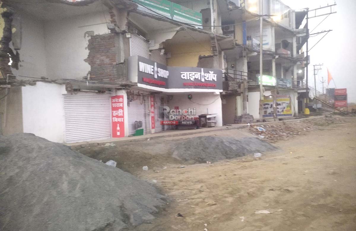 ओरमांझी ब्लॉक चौक पर एनएच फोरलेन किनारे वाइन शॉप से उठे सवाल, ओवरब्रिज निर्माण क्षेत्र में नियमों की अनदेखी? 1 Controversy Over Wine Shop Near NH 30 in Ormanjhi