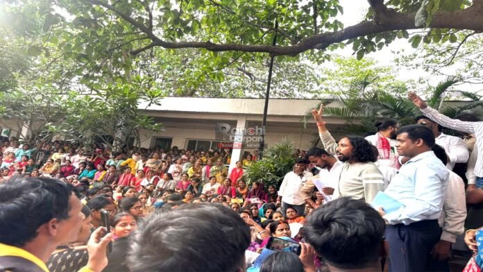 खेलगांव ओरिएंट क्राफ्ट फैक्ट्री में मजदूरों की जीत, आंदोलन के बाद प्रबंधन झुका Orient Craft Ranchi protest Ranchi workers protest garment factory protest India JLKM support workers