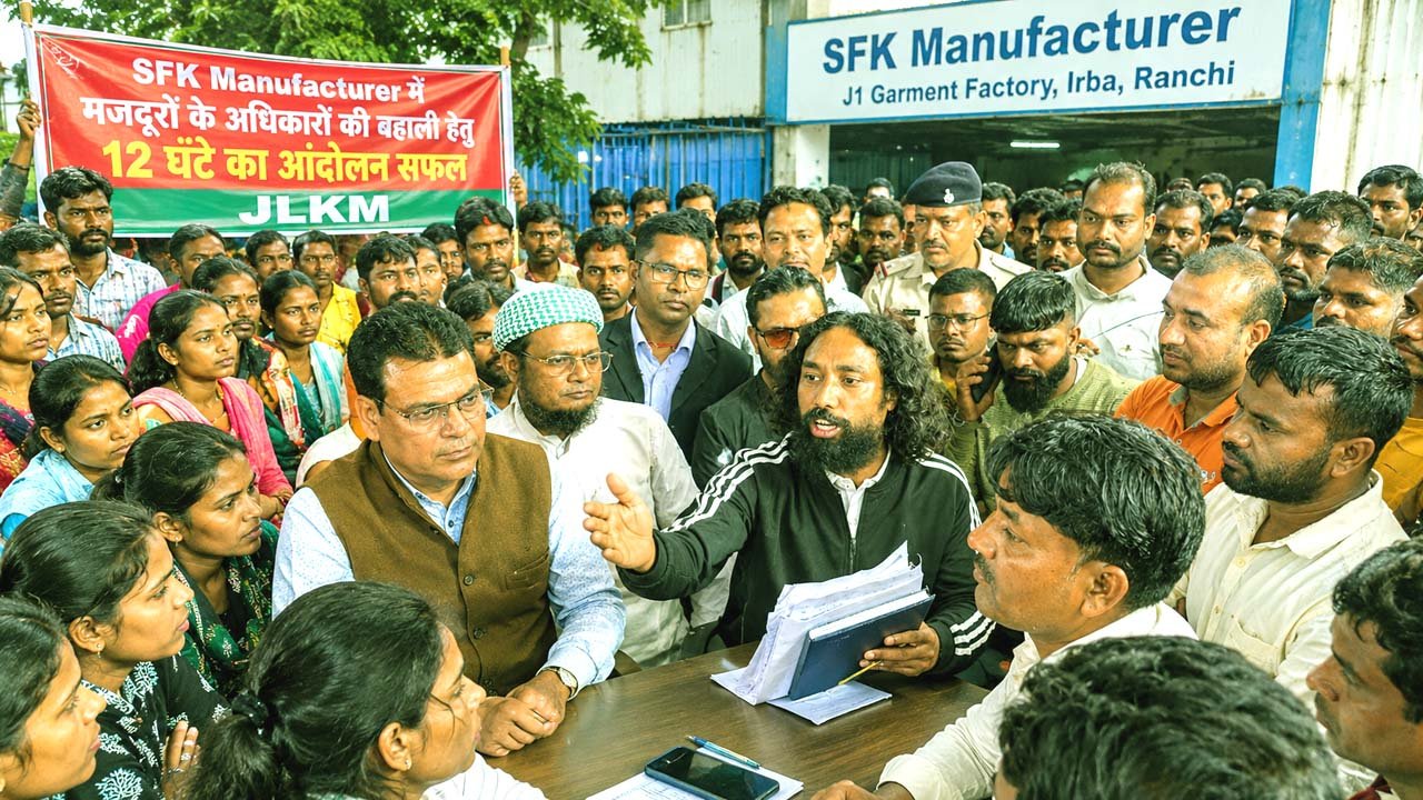 12 घंटे के आंदोलन के बाद झुका इरबा SFK Manufacturer प्रबंधन, सभी मांगों पर सहमति 1 JLKM leader Devendra Nath Mahto and workers during the labour protest at SFK Manufacturer garment factory in Irba, Ranchi